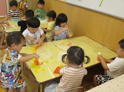 寒天遊びを楽しむ写真
