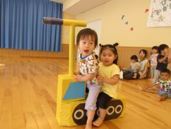 段ボールの車に乗っている写真