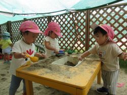 スコップで砂遊びをする写真