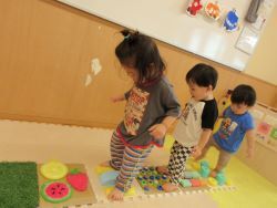 足で様々な感触を楽しむ写真