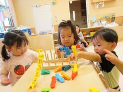 手先を使った遊びを楽しむ写真