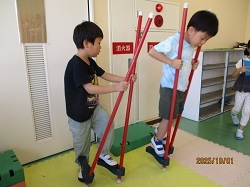 竹馬の練習をする写真