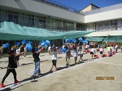 ダンスの練習をする写真