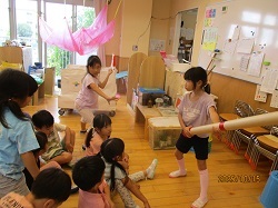 クラスで作戦会議をする写真