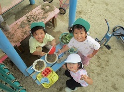 子どもが砂遊びをしています