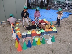 子どもたちがお家ごっこをしています