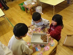 お菓子屋さんごっこをする写真