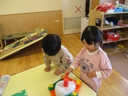 ブロックでもちつきごっこをする写真