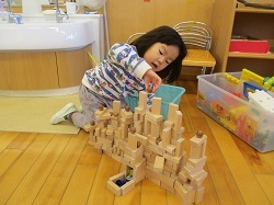 積み木でお城を作る写真