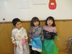 プリンセスの衣装で歌う写真