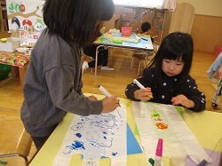 凧に絵を描く写真