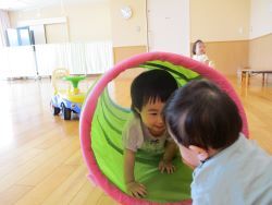 トンネルで遊んでいる