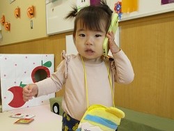 電話をかける真似をする写真