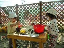 砂でままごとをする写真