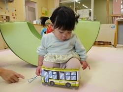 車型の小さい箱に入ろうとする写真