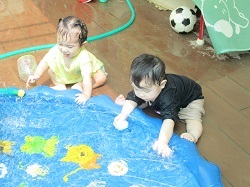 水遊びをする写真
