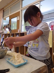 泡クリームを絞り出す写真
