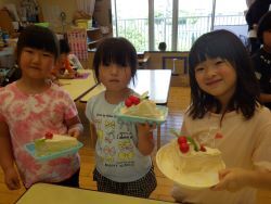 泡クリームで作ったケーキを見せる写真