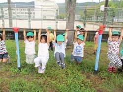 鉄棒にぶら下がる写真