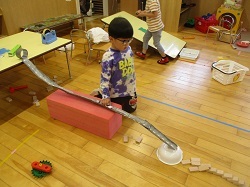 手づくりの道路をつなげて遊ぶ写真