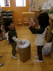 お餅つきを楽しんでいます