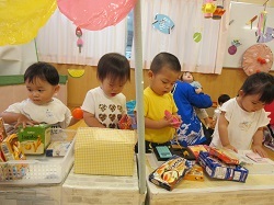 複数の子どもがお店屋さんごっこをしてあそんでいます