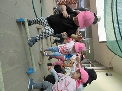 ミニハードルを越えようとする写真