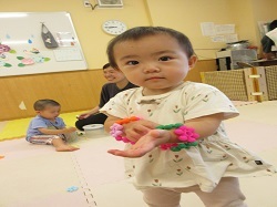 子どもがおもちゃを持っています
