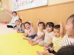こどもたちが座って朝の会をしています