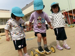 バランスカーで遊ぶ写真