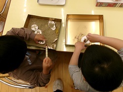 室内で発掘ごっこをする写真