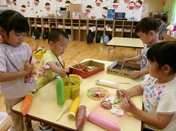 縁日ごっこの準備をしています
