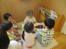 子どもが絵本を読んでいます