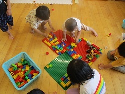 子どもが友だちとブロックで遊んでいます。