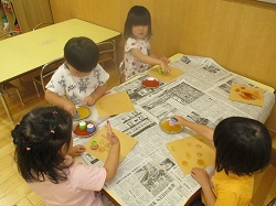 アイスクリーム屋さんごっこをするために作っています。