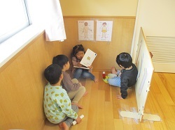 子どもたちが絵本を読んでいます