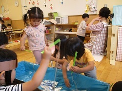 手作りのサンマを手作りの竿で釣ろうとする写真