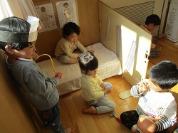病院ごっこをする写真