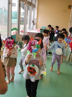 オバケの仮装をしてハロウィンごっこをする写真