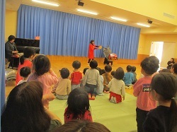 こども園に獅子舞がやってきました