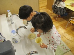 自分でうがいをしています