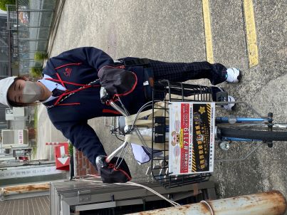 自転車前かごにラミネート掲示した写真