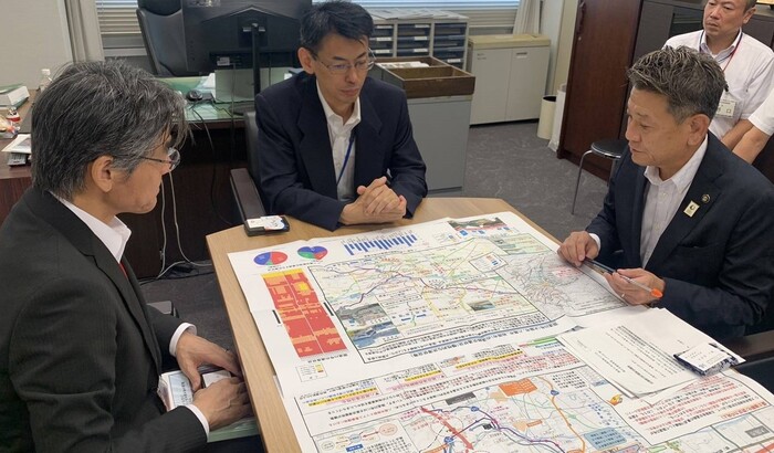 道路局次長に国道25号大阪柏原バイパスの必要性を説明