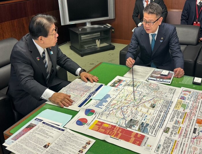 大臣に国道25号大阪柏原バイパスの必要性を説明