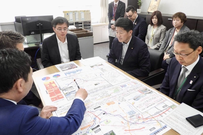 道路局次長に説明