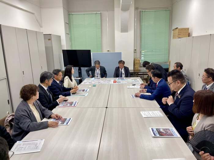 写真:財務省主計局次長、主計官(国土交通、公共事業総括係担当)にバイパス整備について要望