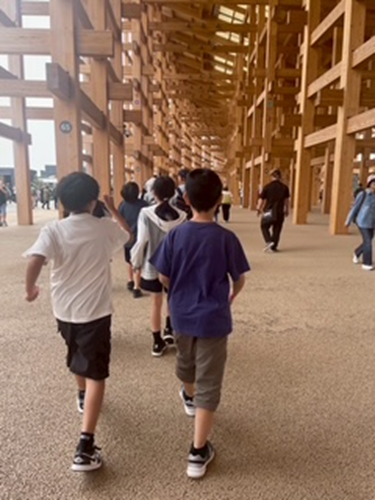 大屋根リングの下