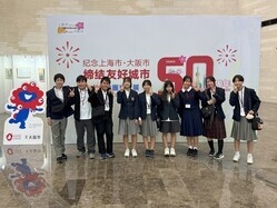ミャクミャク前での集合写真