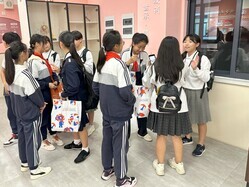 中学生同士の交流の様子