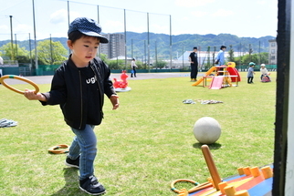 輪投げを楽しむ男の子